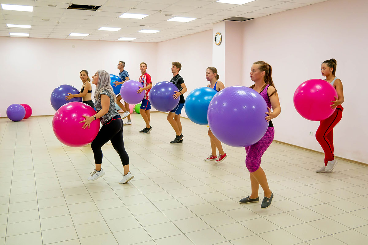 Фитнес-клуб в ТОК Судак - упражнения с мячом